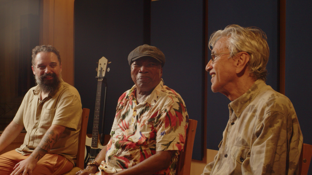 makingof_paulaebebeto (5) Foto mostra Milton Nascimento, Caetano Veloso e Chaps Melo gravando canção