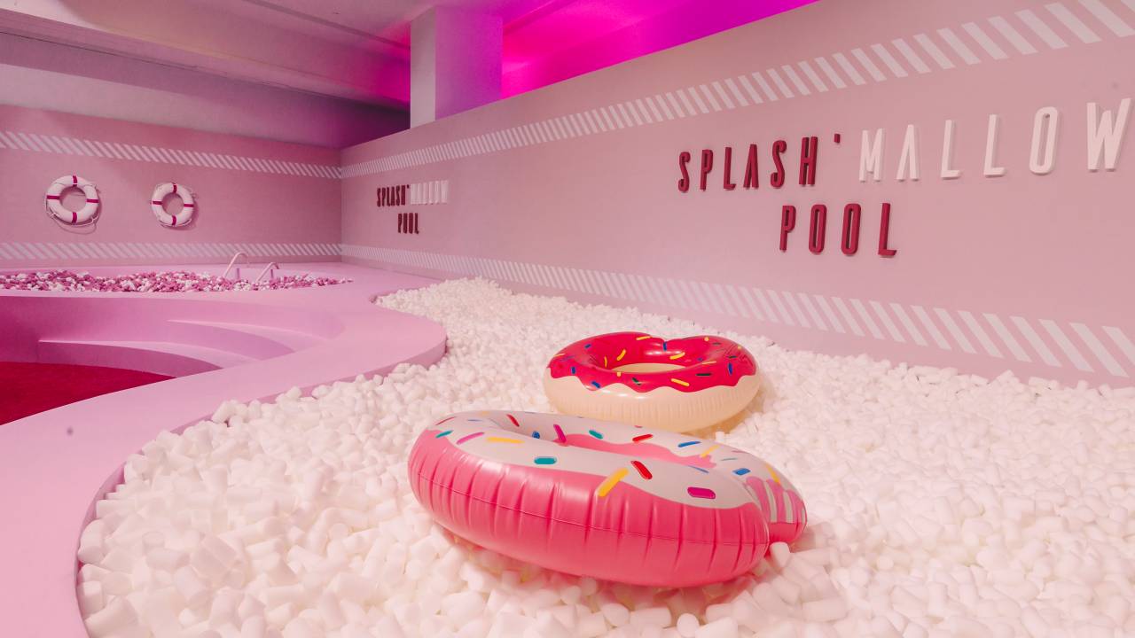 Foto mostra sala com boias de piscina em formato de donuts