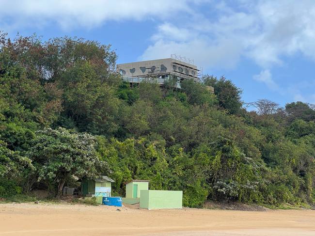 O bar que está sendo construído na encosta na praia do Boldró: uma agressão à paisagem natural