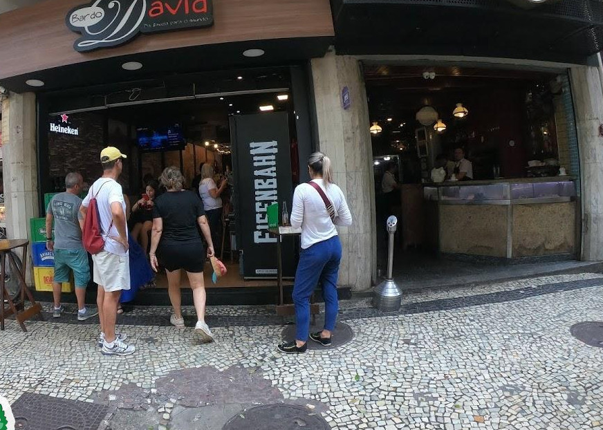 Agressão: homem que se identificou como policial estava na calçada de bares em Copacabana