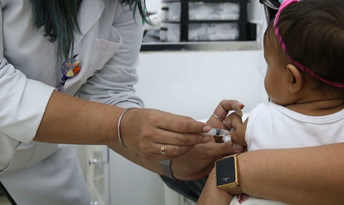 Foto mostra bebê recebendo vacina no braço