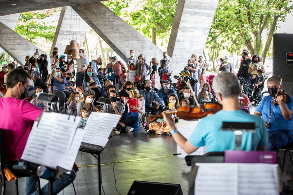 Foto mostra músicos tocando em concerto no pilotis do Museu de Arte Moderna do Rio
