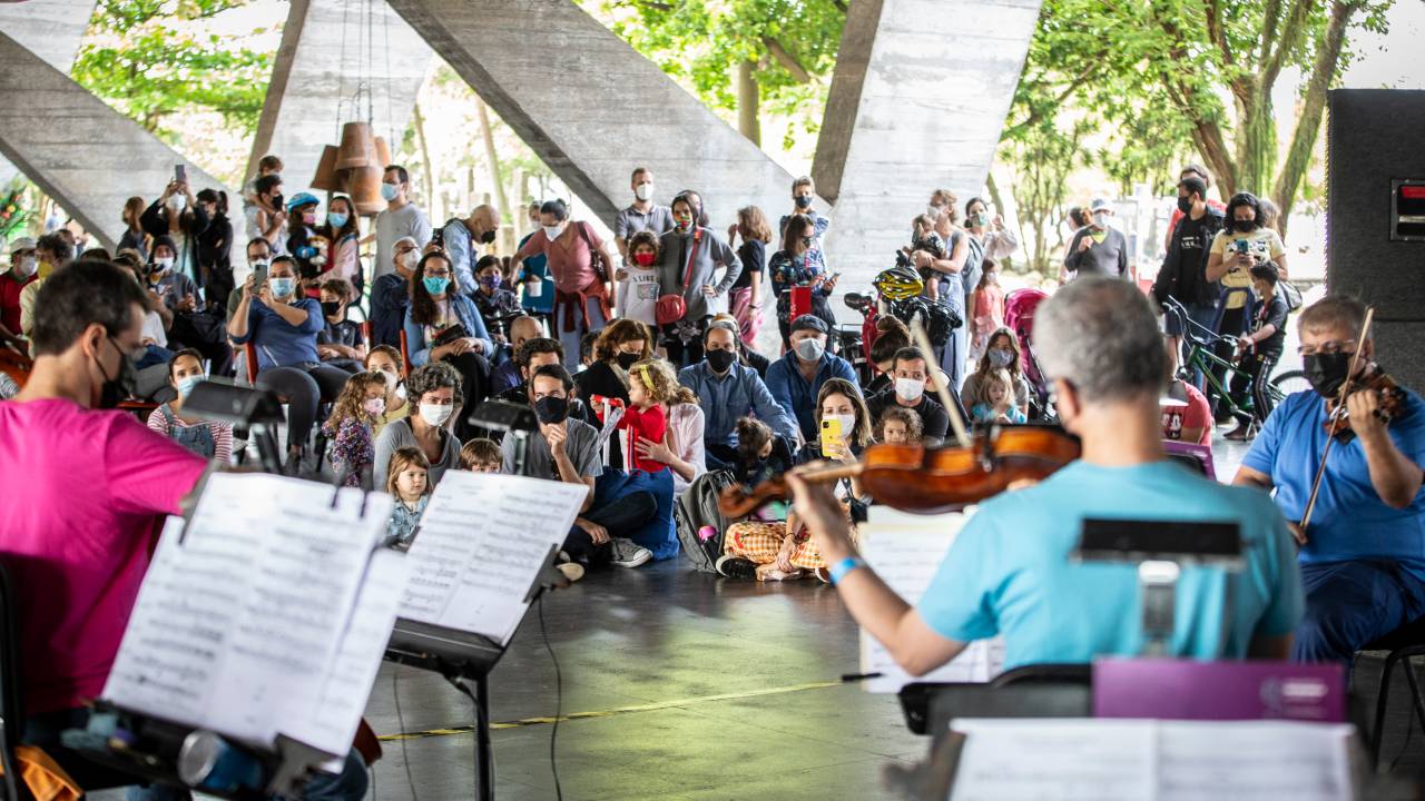 Foto mostra músicos tocando em concerto no pilotis do Museu de Arte Moderna do Rio