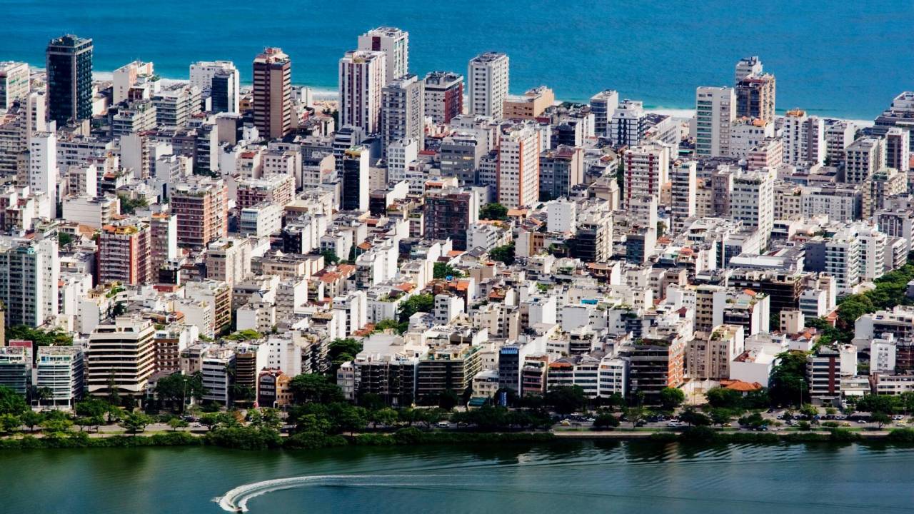 Foto mostra vista aérea de Ipanema e da Lagoa