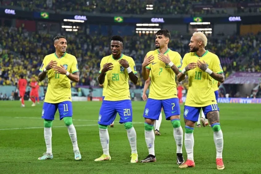 Foto mostra os jogadores da seleção brasileira Raphinha, Vini Jr., Paquetá e Neymar fazendo dancinha em campo