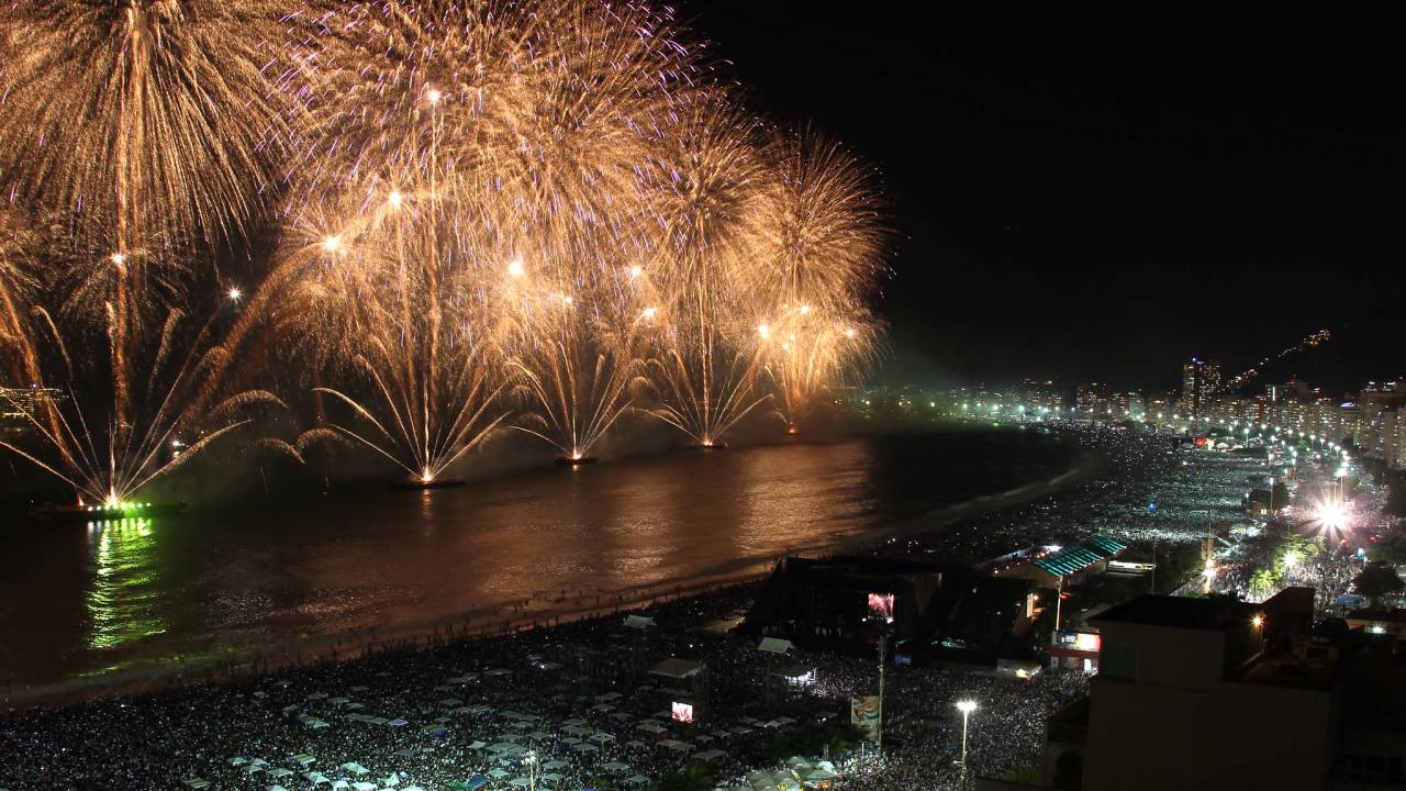 Fogos no Réveillon na Praia de Copacabana vistos do alto.