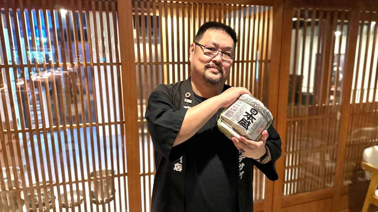 Alexandre Tatsuya Iida forma Sake Experts no Haru Sushi Bar