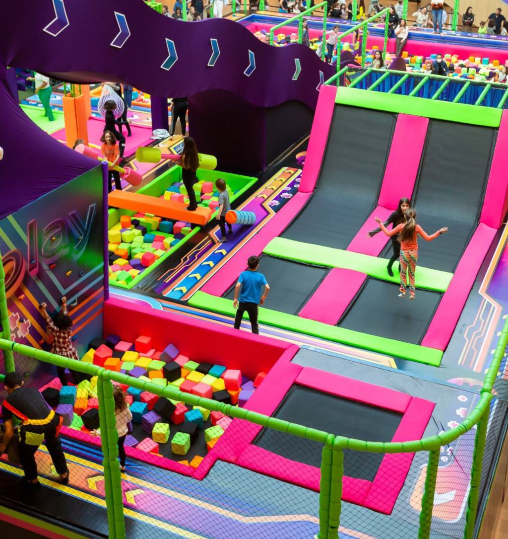 Foto mostra circuito de trampolim com espumas, pula-pula e outras atrações