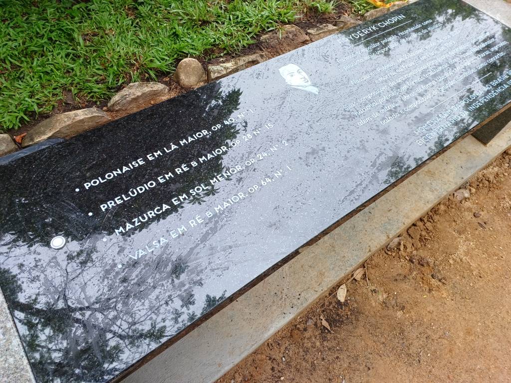 Banco de Chopin foto Claudia Lopes JBRJ Foto mostra banco que homenageia o compositor Chopin