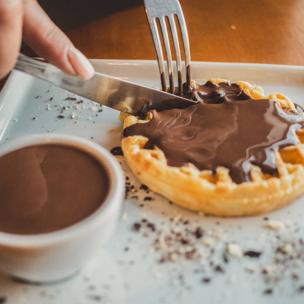 Lugano: o chocolate da marca de Gramado derrete sobre o waffle