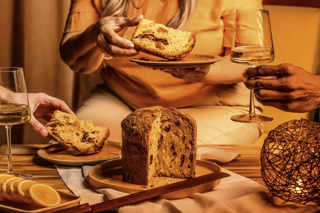 Dengo-Chocolates_Panetone-Gotas-de-Chocolate-Ao-Leite-50%-Cacau-Laranja-e-Cupuaçu.jpg Dengo tem versão recheada com chocolate 50%, laranja e cupuaçu: R$ 119,90 -