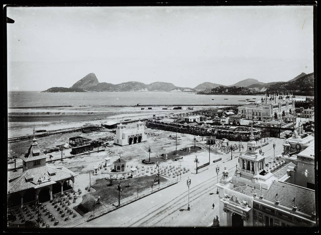 Paisagem do Rio em preto e branco com o Morro da Urca ao fundo