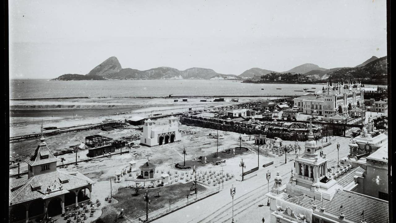 Paisagem do Rio em preto e branco com o Morro da Urca ao fundo
