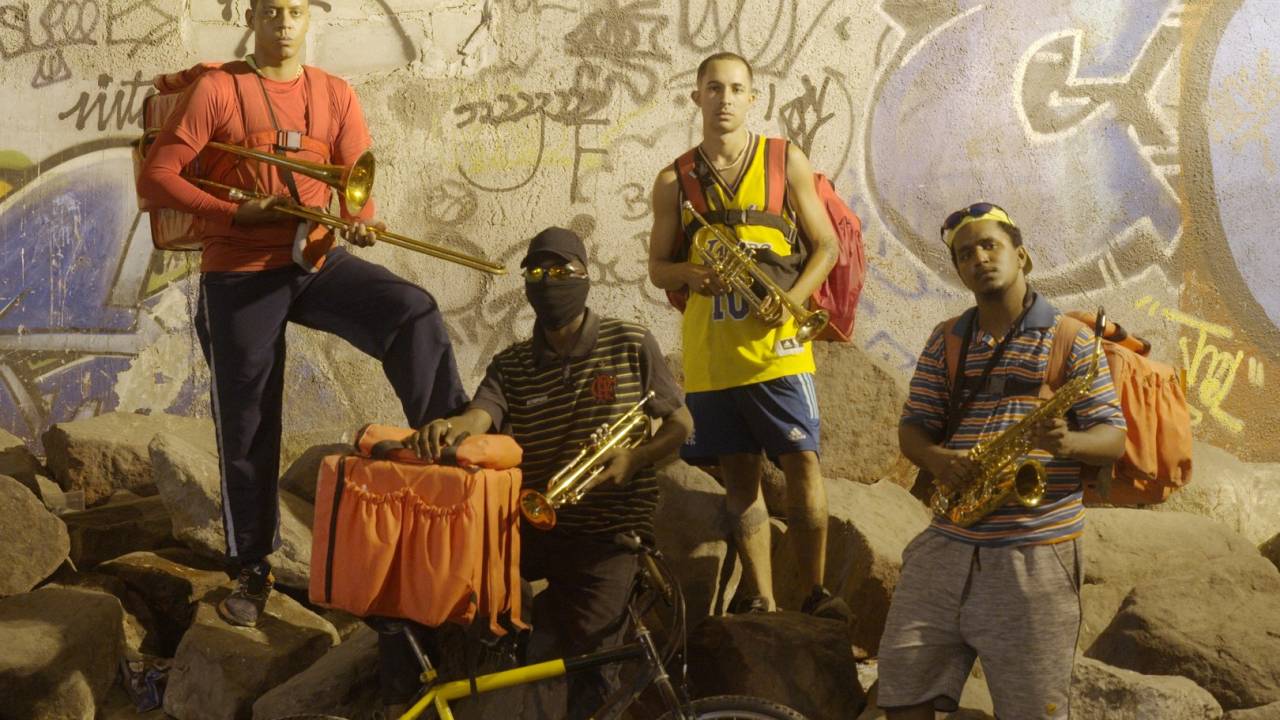 Quatro entregadores de aplicativo de comida posam para a foto