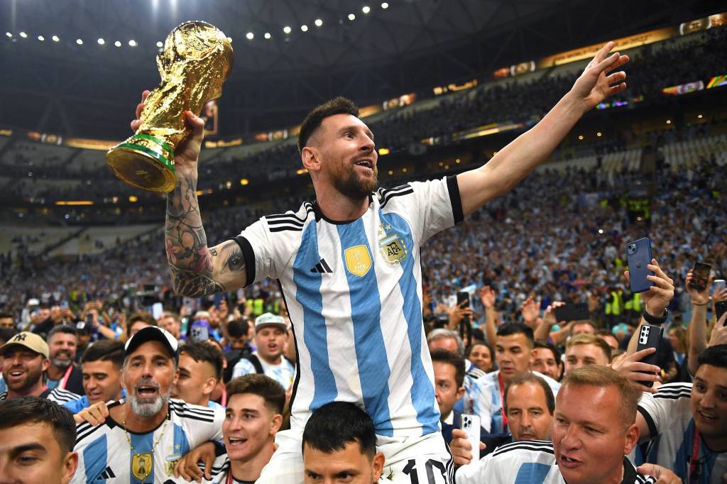 Foto mostra Messi segurando taça da Copa do Mundo