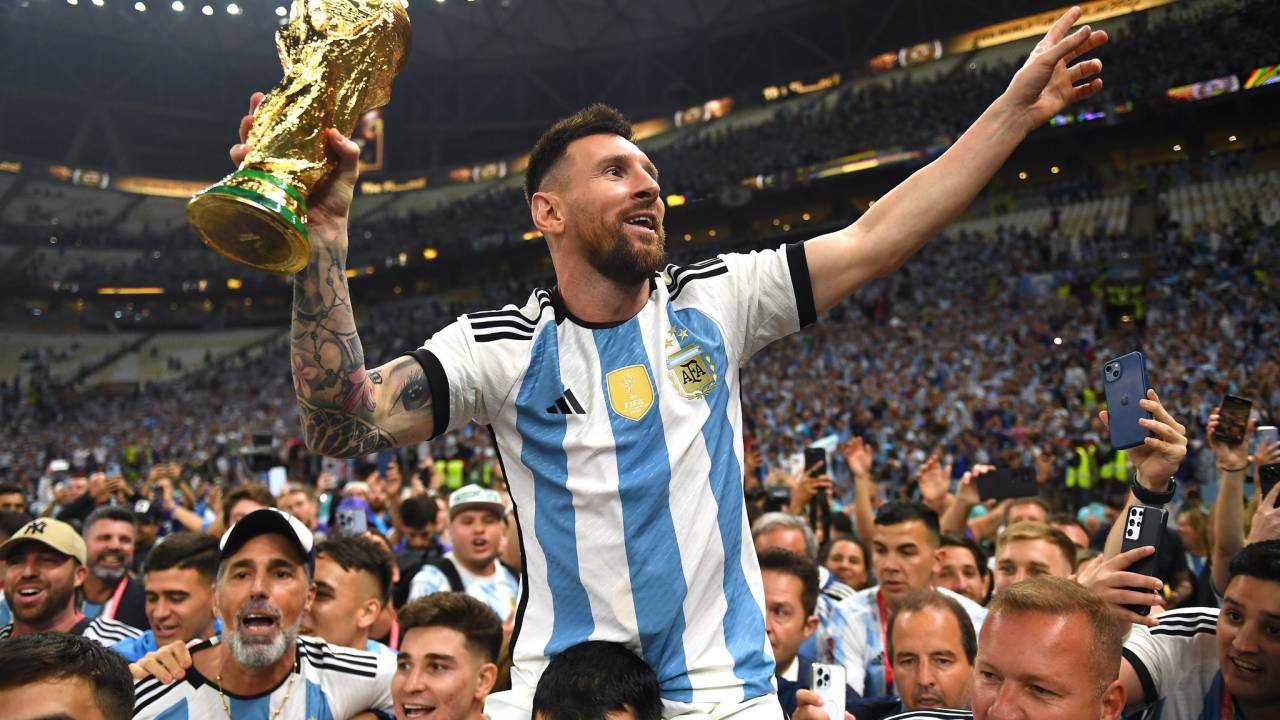 Foto mostra Messi segurando taça da Copa do Mundo