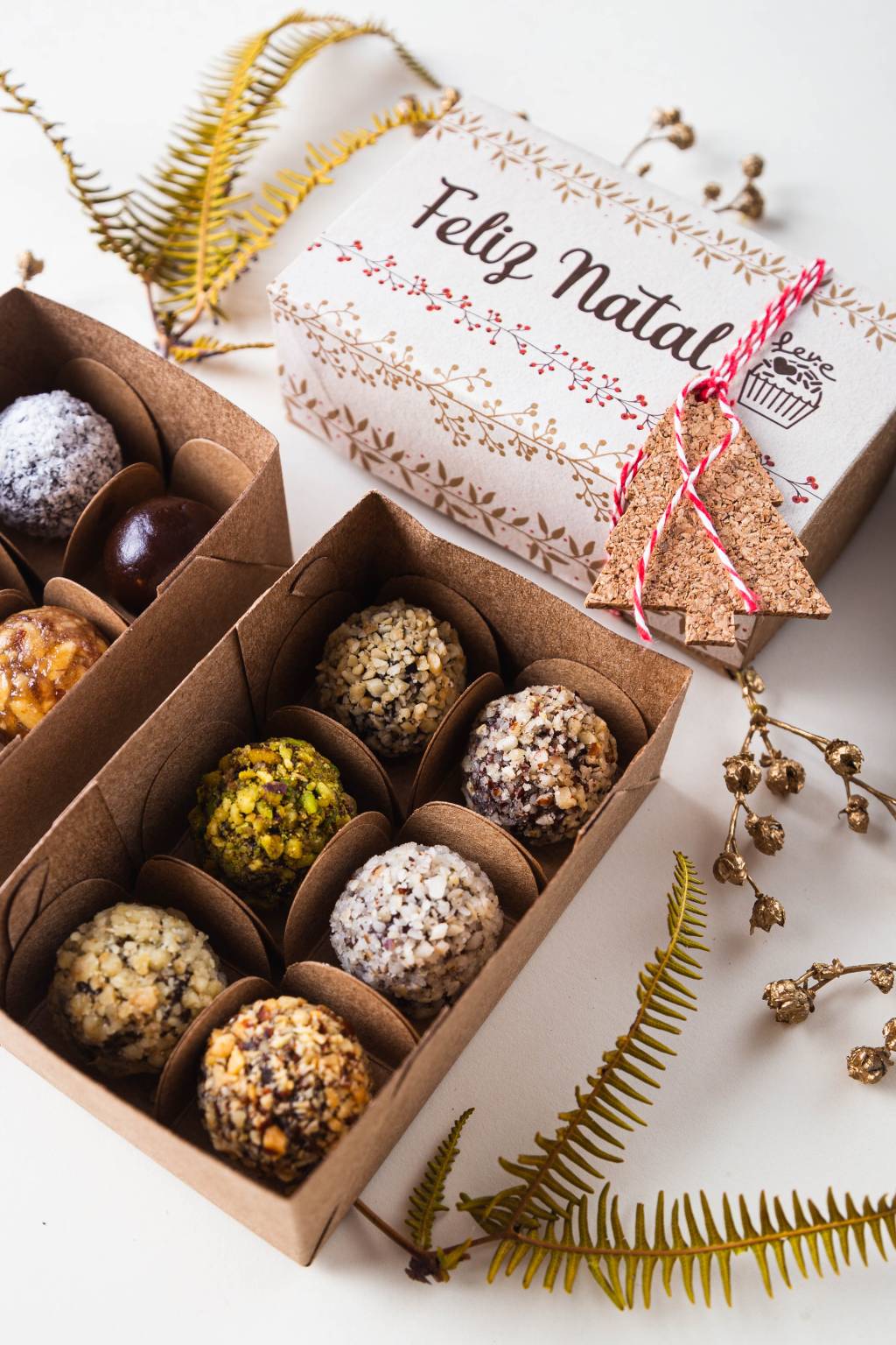 Leve: kits de brigadeiros veganos e de tâmaras para um Natal suave