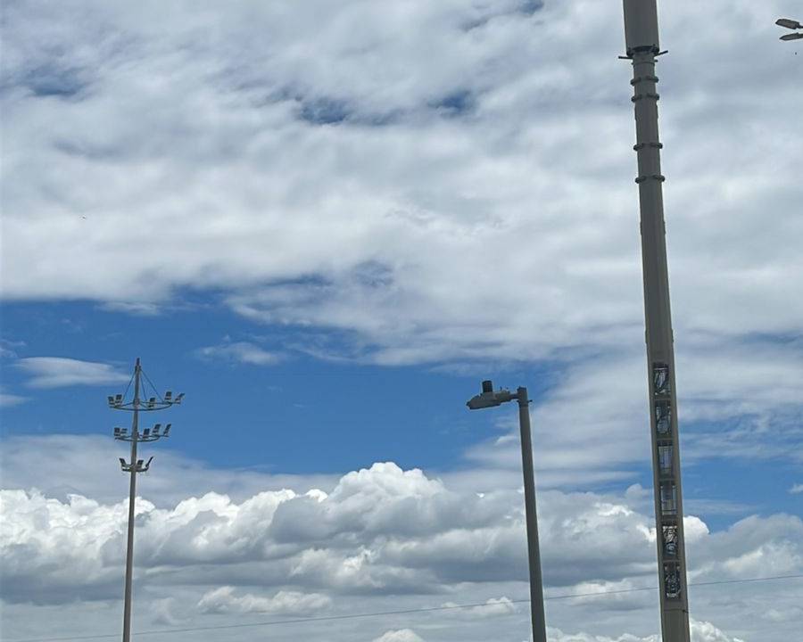 Novos postes: instalações de operadora de telefonia incomoda cariocas.
