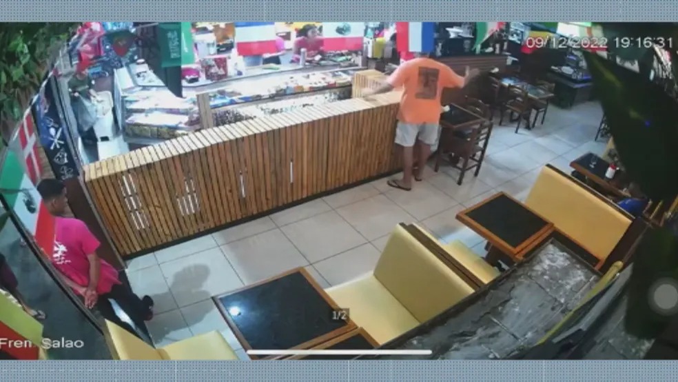 Foto mostra trecho de vídeo em que cliente agride garçom