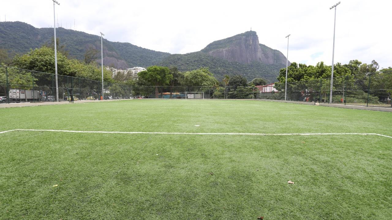 Foto mostra campo de futebol na Lagoa reformado