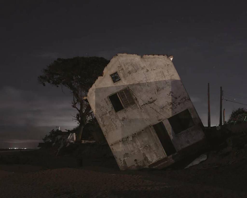 Casa torta por causa da ação do mar em Atafona