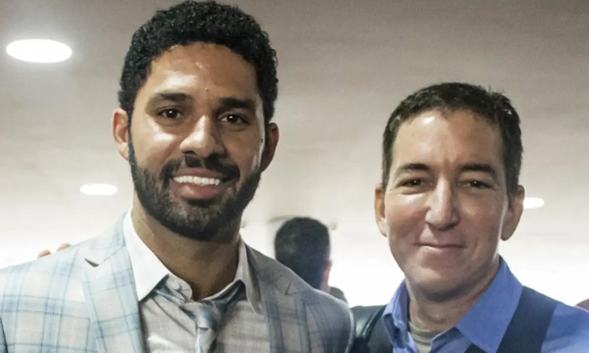 Foto mostra Glenn Greenwald e David Miranda