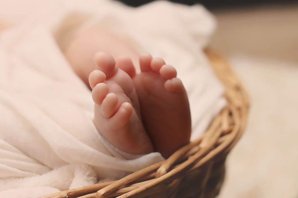 Foto mostra pés de recém-nascido