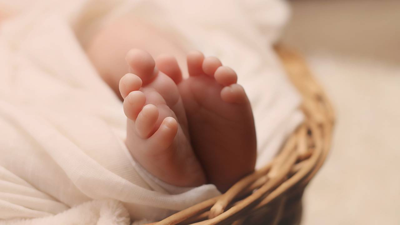 Foto mostra pés de recém-nascido