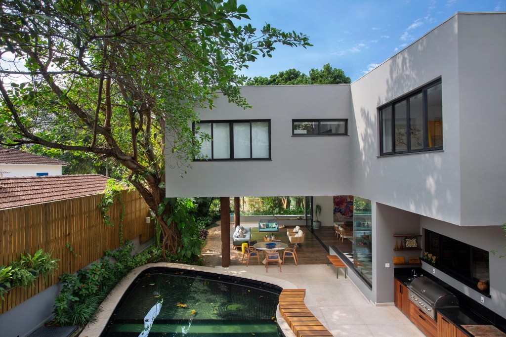 Reforma integra esta casa de 790 m² à natureza do Rio de Janeiro