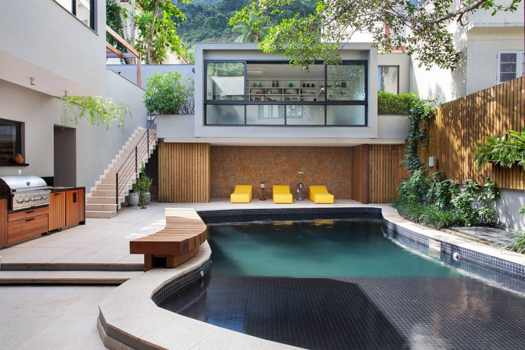 reforma-integra-esta-casa-de-790-m²-a-natureza-do-rio-de-janeiro-11 6 casas de praia dos sonhos para aproveitar o verão no Brasil
