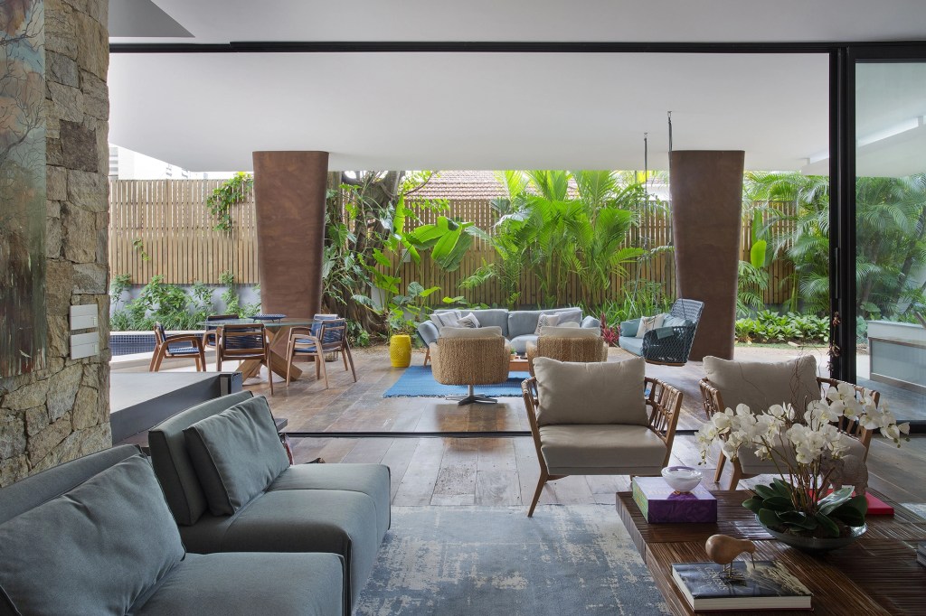 Reforma integra esta casa de 790 m² à natureza do Rio de Janeiro
