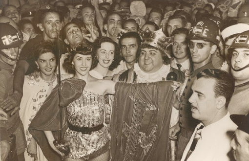 Rei Momo Abrahão Reis, em baile de carnaval nos anos 1950