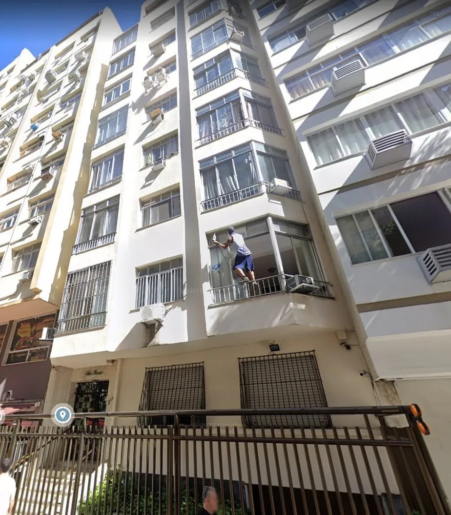 O condomínio, localizado na Rua Figueiredo Magalhães, em Copacabana, onde teria sido instalado um clube de sexo com show de strip na cobertura — Foto: Reprodução