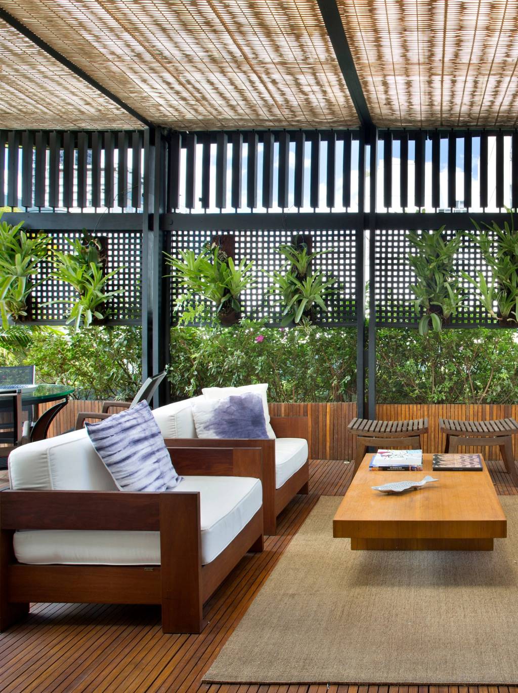terraco-ganha-paisagismo-com-plantas-altas-para-criar-privacidade-1 Terraço ganha paisagismo com plantas altas para criar privacidade