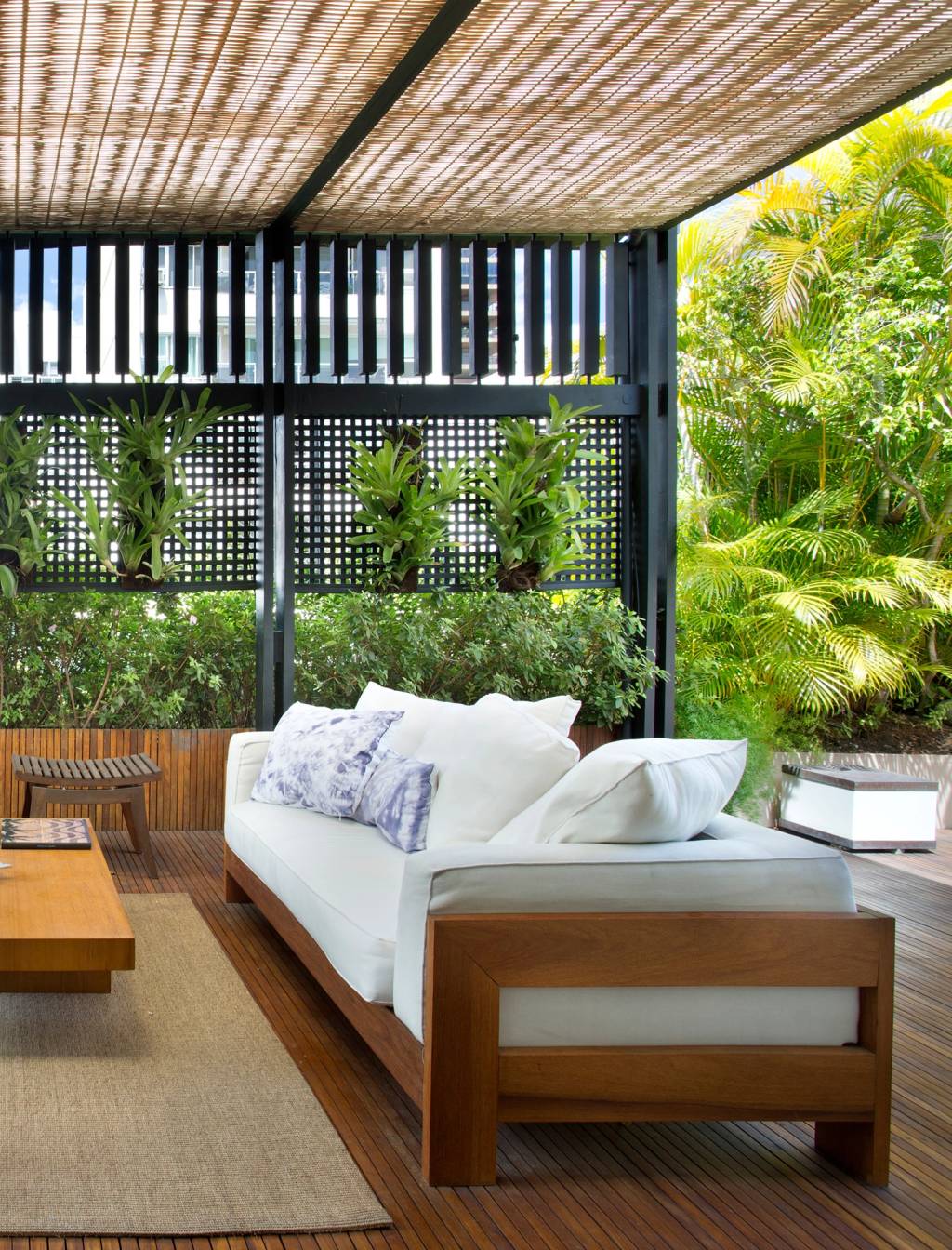 terraco-ganha-paisagismo-com-plantas-altas-para-criar-privacidade-6 Terraço ganha paisagismo com plantas altas para criar privacidade