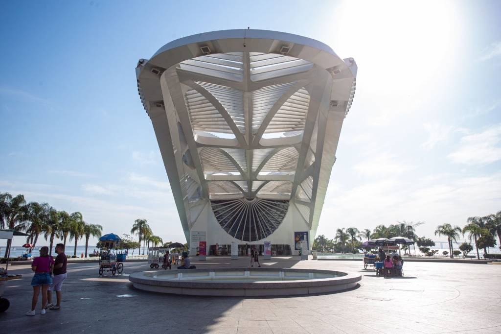 A frente do Museu do amanhã, com uma estrutura metálica branca -