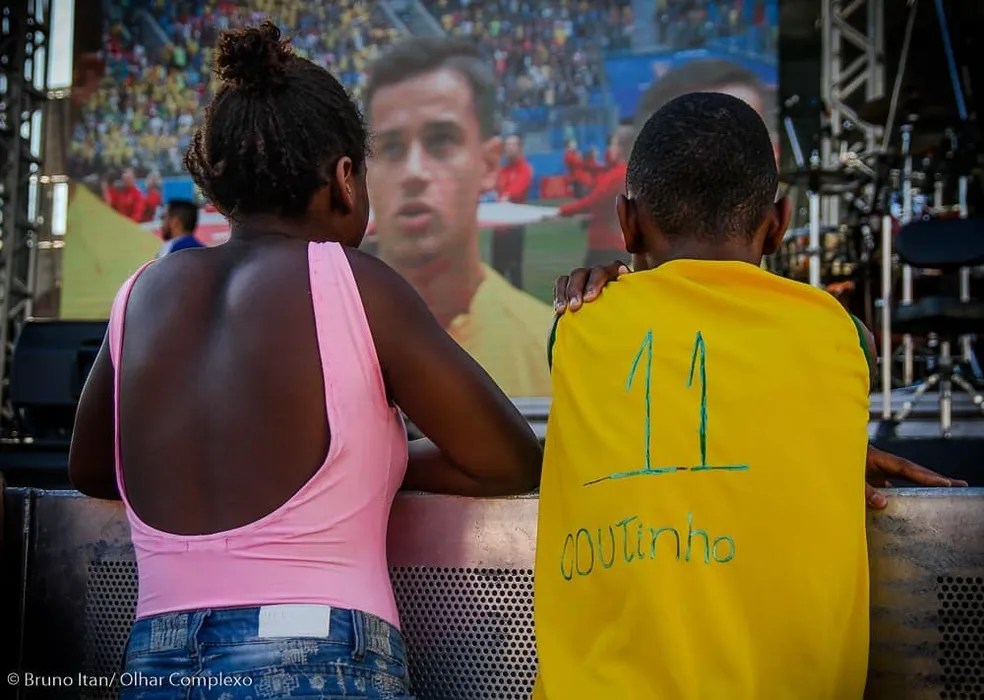 Presente: após ver a foto, Philippe Coutinho mandou camisa para o menino da favela