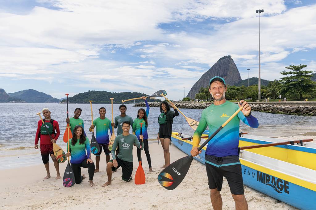 Atitude transformadora: à frente do clube Guanabara Va'a, o economista dá aulas de canoa polinésia a estudantes da rede pública -