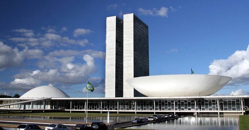 4mai2012-niemeyer-projetou-o-congresso-nacional-em-1958-durante-a-construcao-de-brasilia-1336164683760_956x500 Congresso Nacional: conheça a história da obra de Oscar Niemeyer