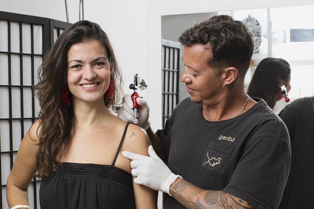 Charme discreto: Nina Alvarenga fez um beija-flor com o tatuador Godri -
