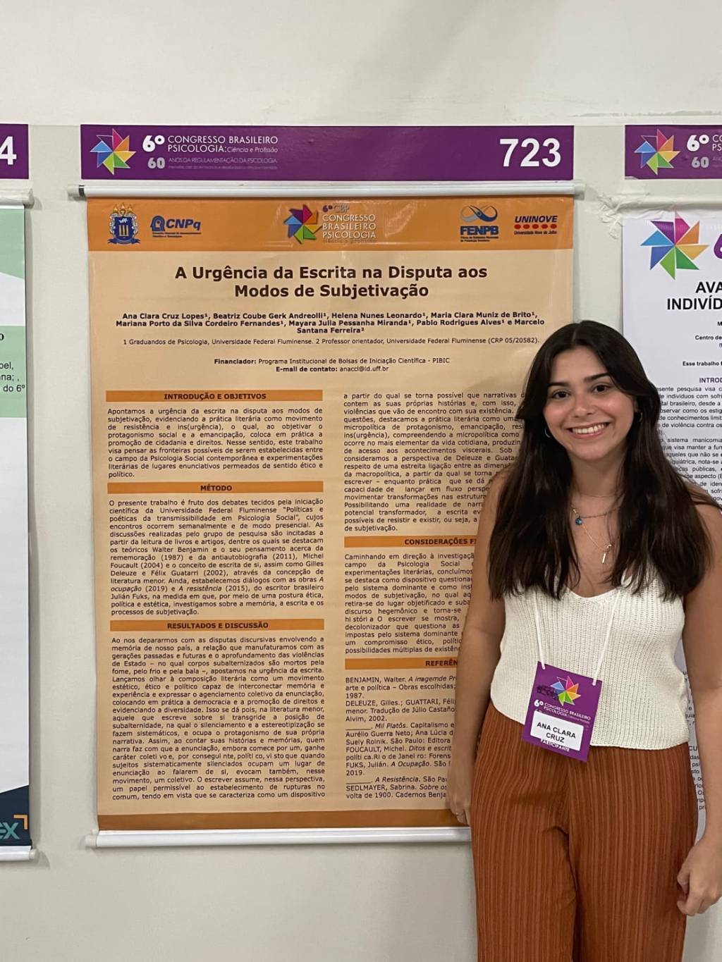 Foto mostra estudante apresentando pesquisa