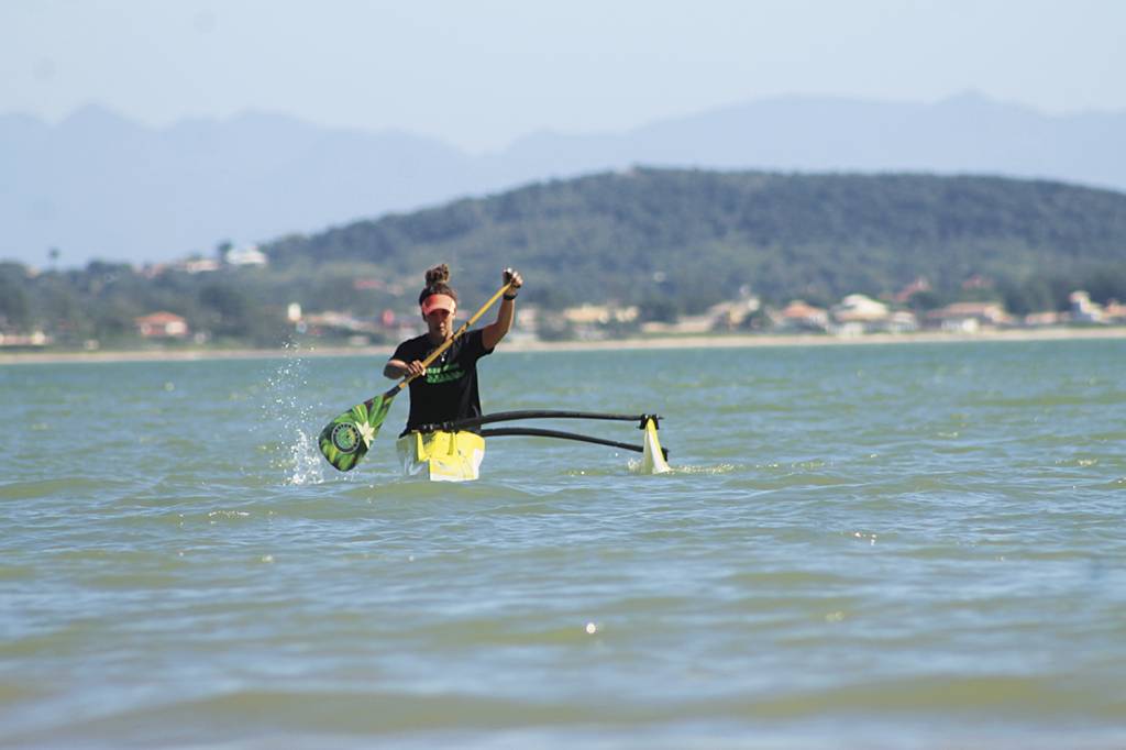 A remadora Bruna Velon: adepta da canoa havaiana -