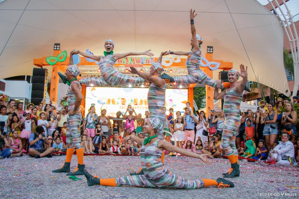 Foto mostra acrobatas de bloco de carnaval se apresentando