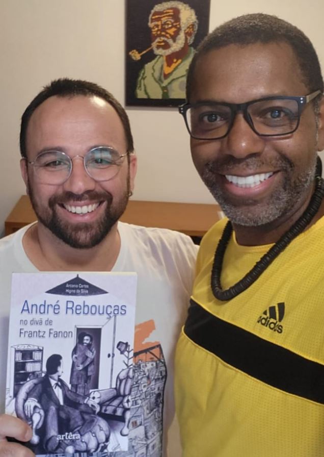 Foto dos historiadores Antonio Carlos Higino da Silva e Rafael Mattoso