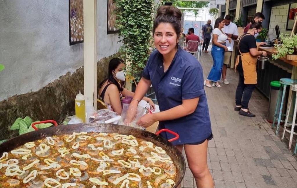 Monique Gabiatti: a chef em ação sobre uma de suas famosas paellas