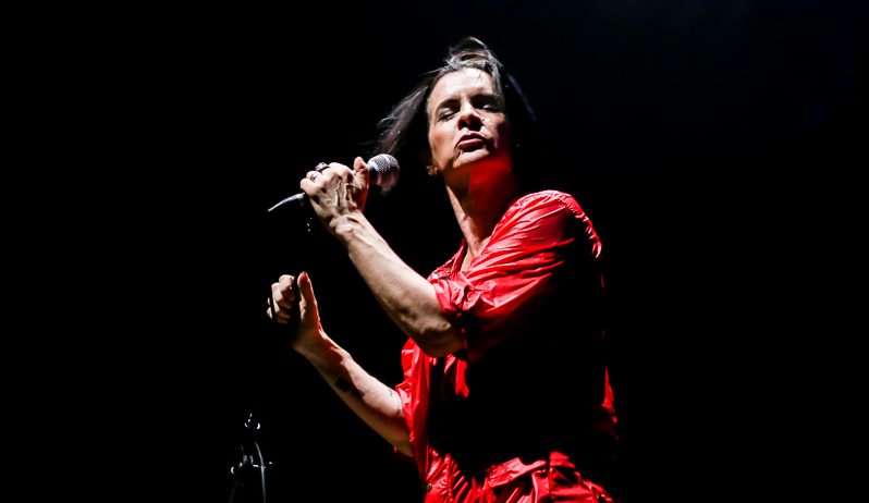 Marina Lima de blusa vermelha segurando o microfone no palco