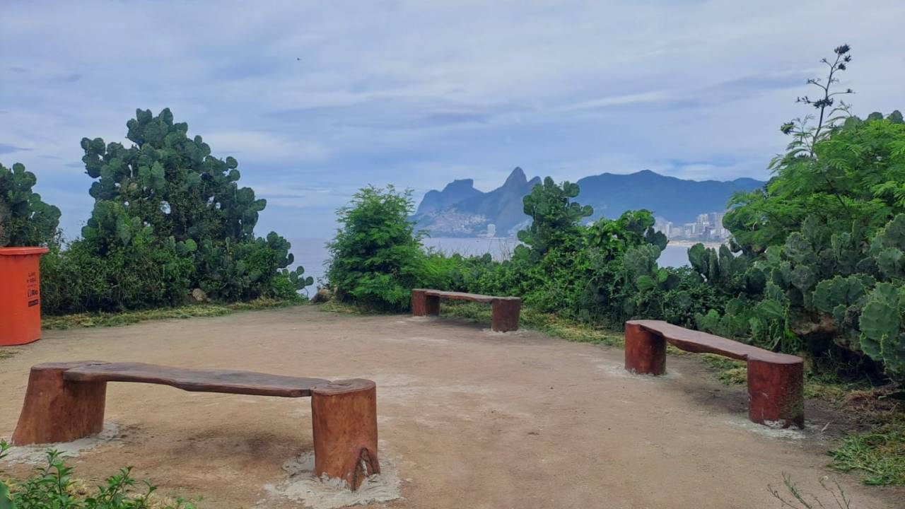 Foto mostra Mirante do Arpoador