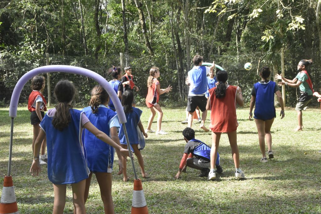 Fto mostra crianças brincando na natureza