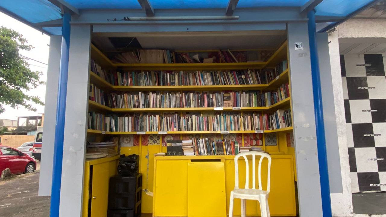 Foto mostra banca de jornal transformada em biblioteca