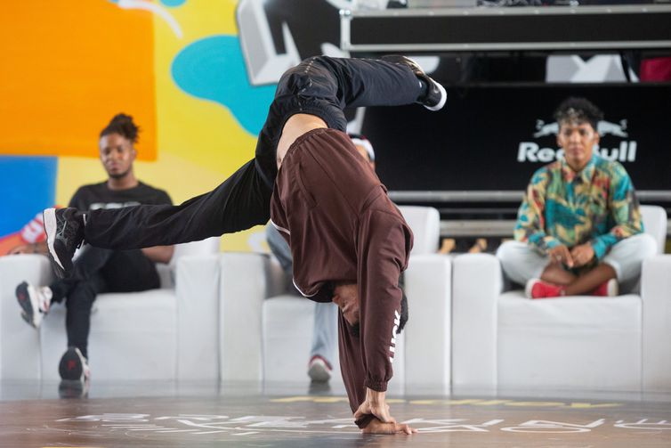 Foto mostra artista de breakdance dançando
